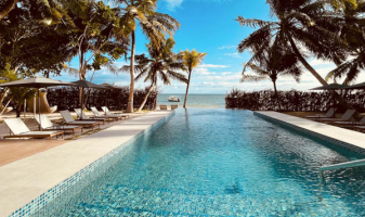 v-voyage-piscine-pret-a-partir
