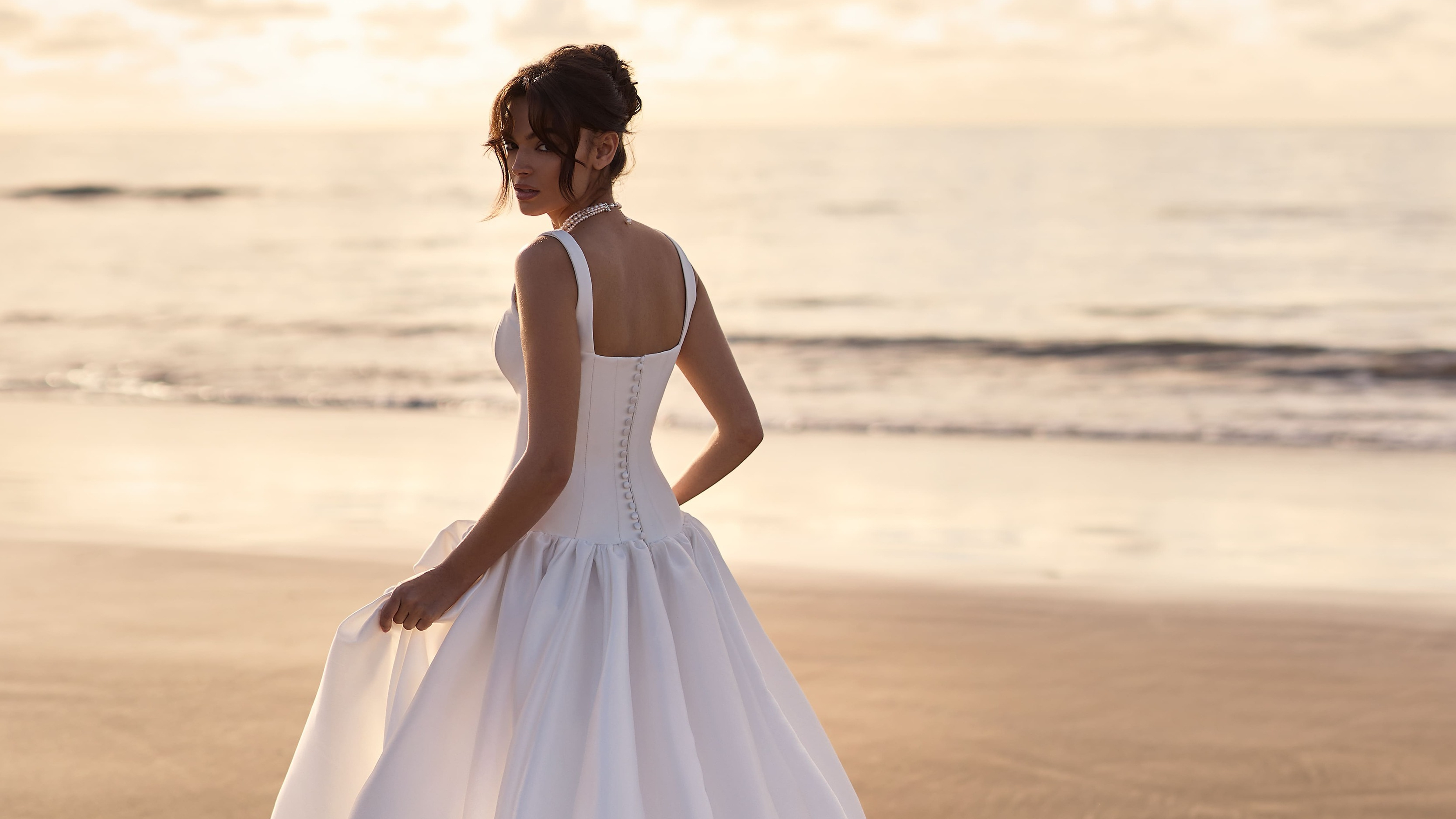 v-robe-de-mariee-sur-la-plage