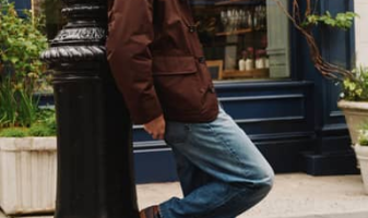 v-homme-lampadaire-tommy-hilfiger