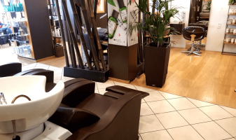 v-interieur-salon-coiffeur-couleur-chocolat