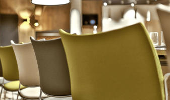 v-chaises-salle-conference-baud-hotel-restaurant