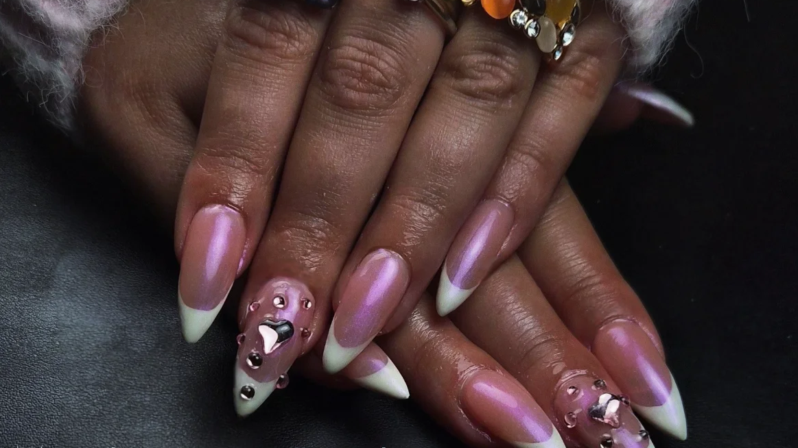 v-pose-gel-nail-art-bonne